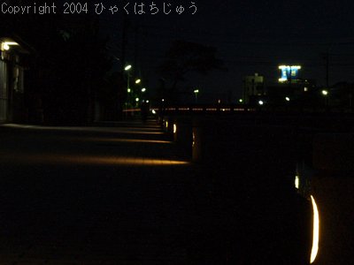 天神川沿いの街頭（この写真だけ2004年5月29日に撮影しました)