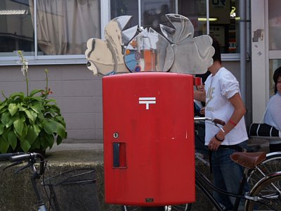 香住駅前のポストはやはりカニが乗っかってます。