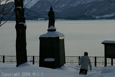 太股までつかる雪