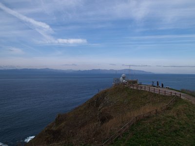 龍飛崎灯台から北海道を望む